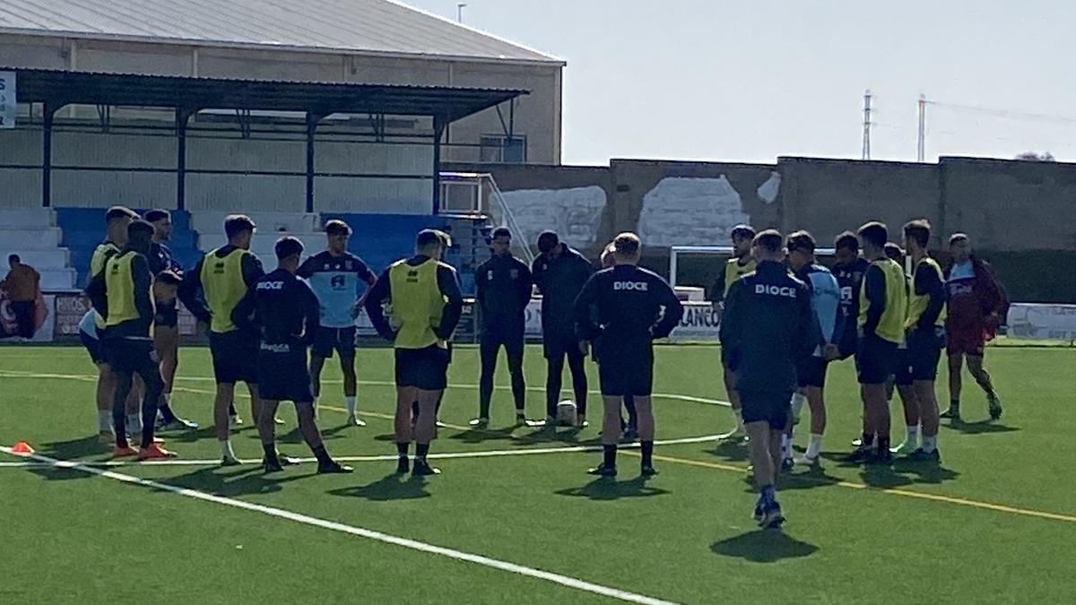 Los jugadores del Dioce al final del entrenamiento en Arroyo de la Luz.