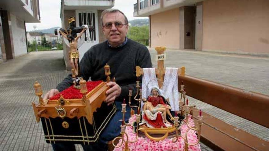 Francisco Mayorgás con dos de los pasos que expone en la librería Xovial.