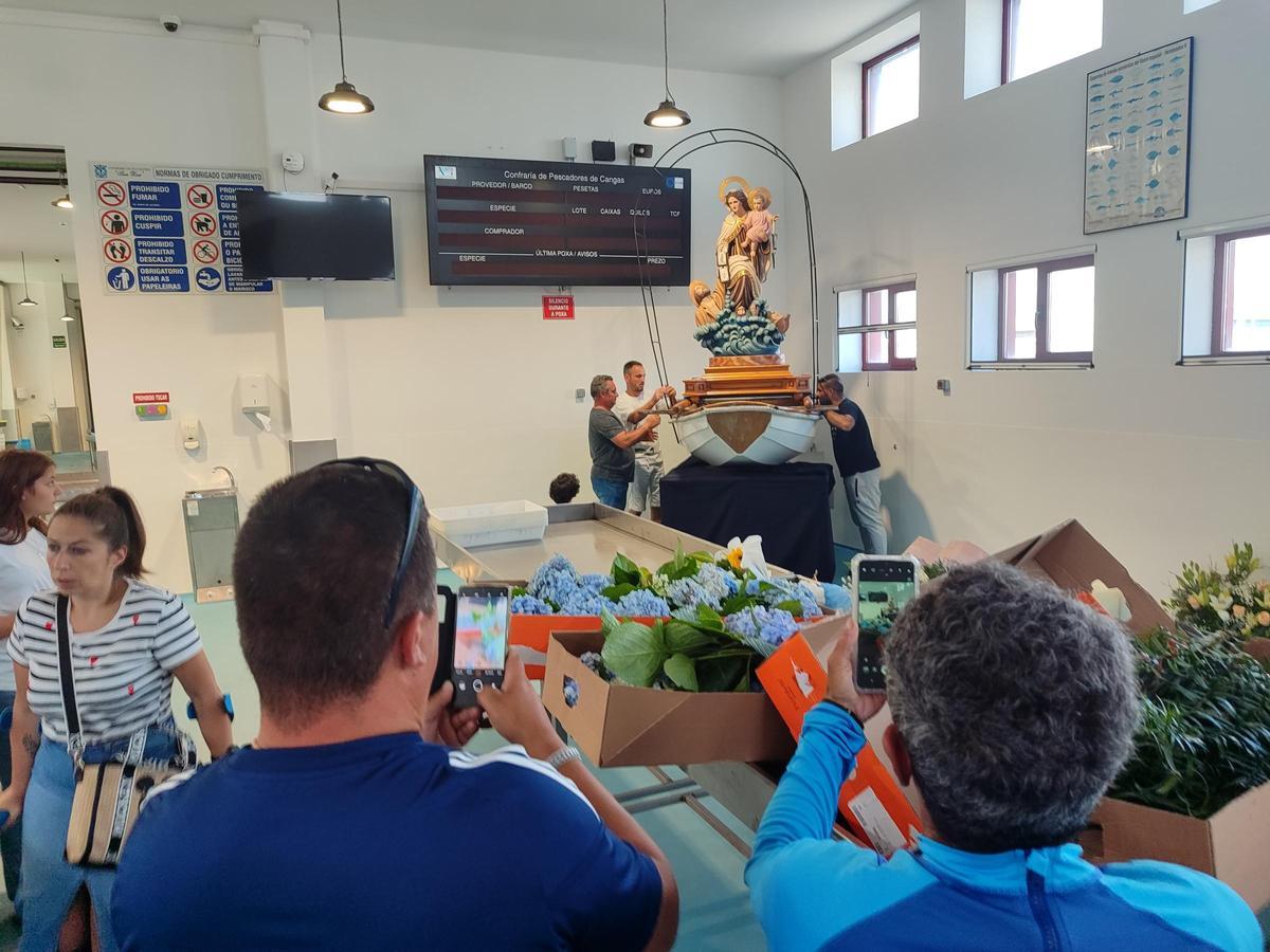 La llegada de la Virgen del Carmen a la lonja de Cangas.