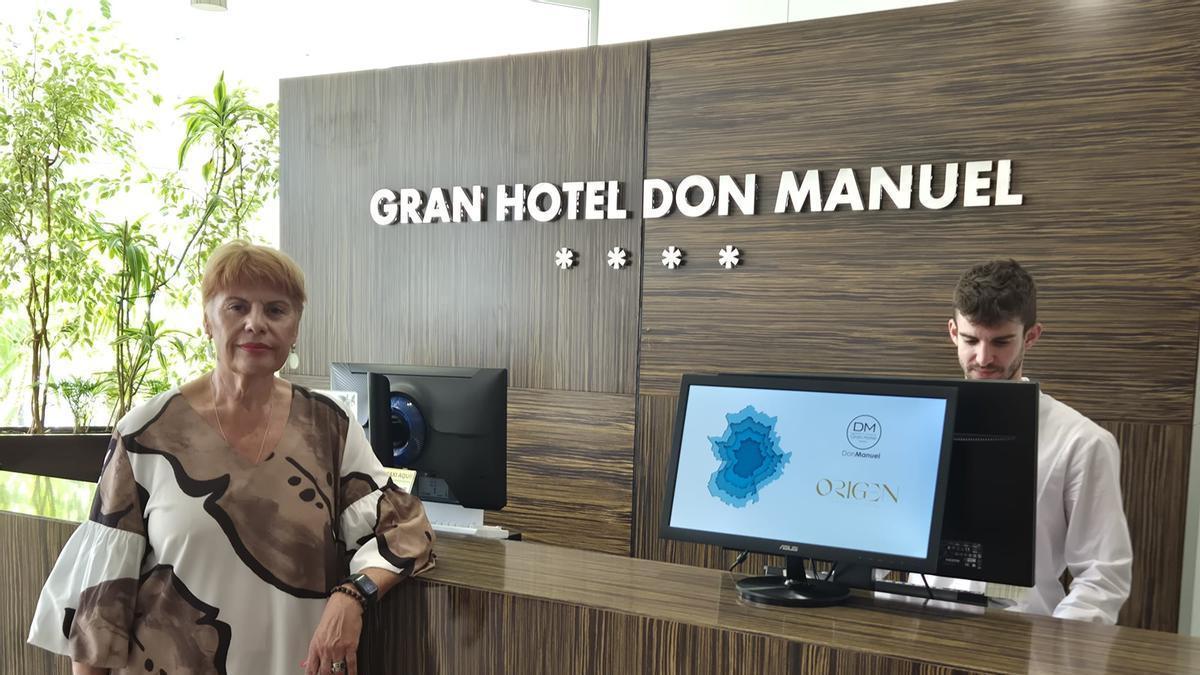Pilar Acosta, en la recepción del Gran Hotel Don Manuel de Cáceres, y uno de los trabajadores.