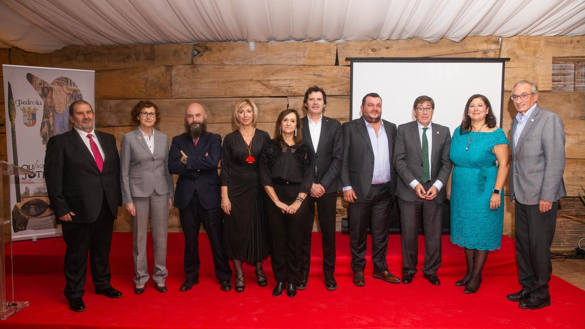 Galardonados y autoridades en la última edición de los premios RSE de Pedrola en 2019.