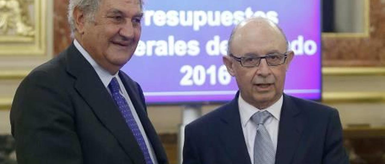 El presidente del Congreso, Jesús Posada, recibe los Presupuestos del ministro Montoro.