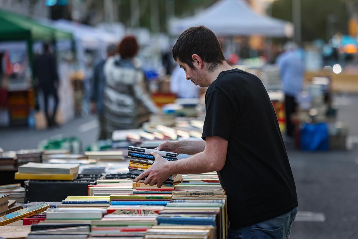 Preparativos de paradas de libros en Barcelona.