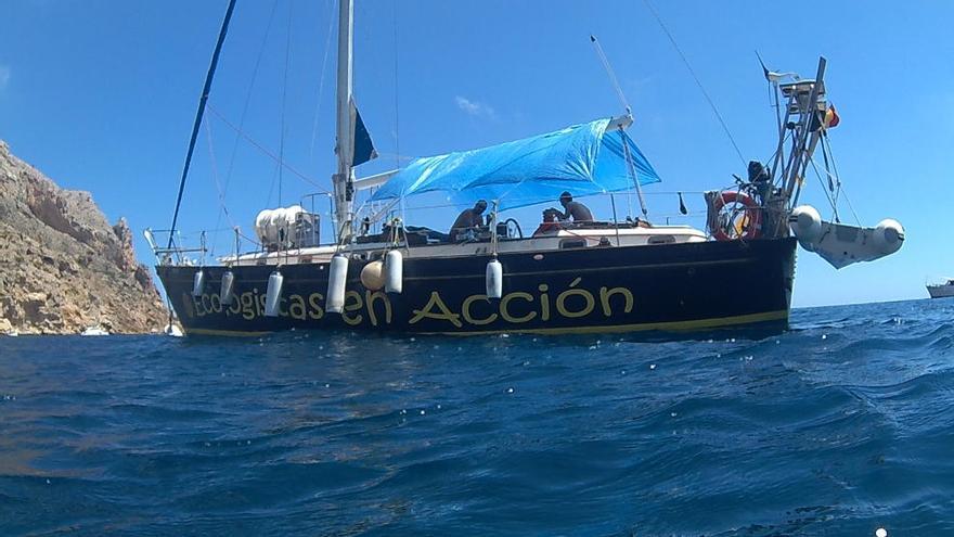 Un velero de Ecologistas en Acción, testigo de los fondeos ilegales en Dénia y Xàbia