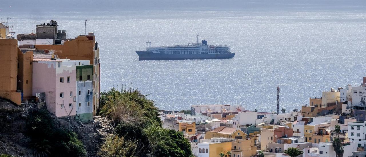 El barco establo Zein 1, fondeado frente a Las Palmas de Gran Canaria.