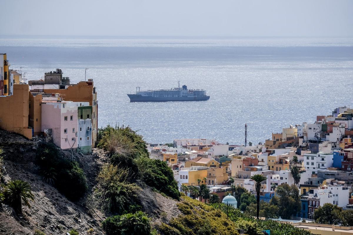 El barco establo Zein 1, fondeado frente a Las Palmas de Gran Canaria.