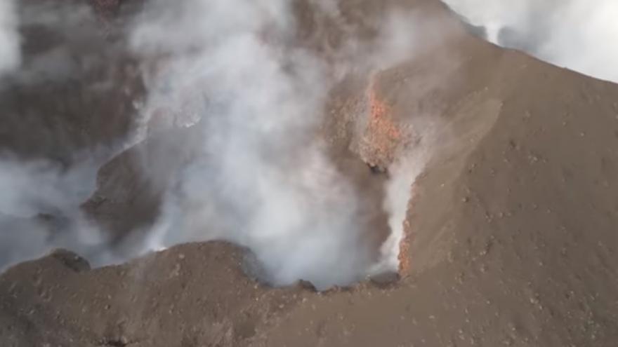 Así es el enorme cráter activo del volcán de La Palma