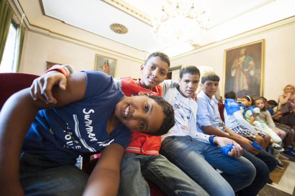 Recepción a niños saharauis en el Ayuntamiento de Oviedo