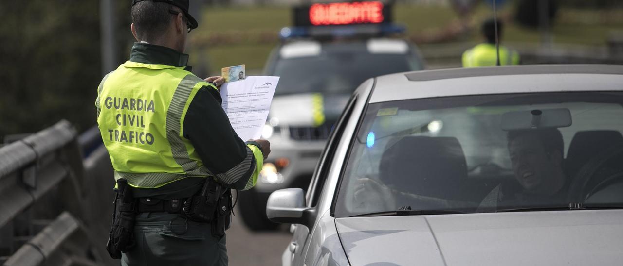 Control de movilidad de la Guardia Civil en Oviedo