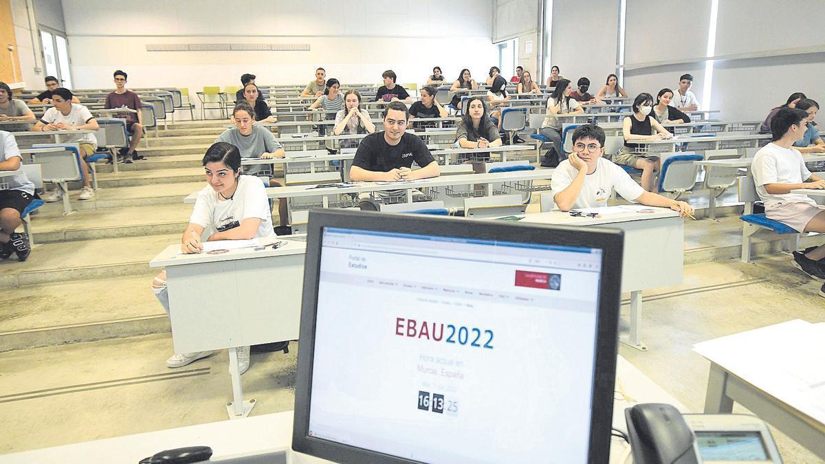 Alumnos en un examen de la EBAU.