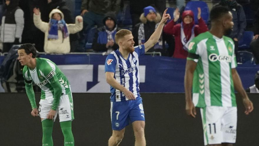 Carlos Vicente celebra su gol durante el partido de la jornada 21 de LaLiga que Deportivo Alavés y Real Betis disputan este domingo en Mendizorroza