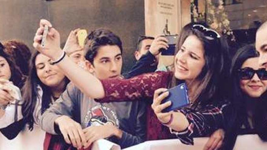 El actor se hizo fotos con las fans que le esperaban en la puerta del Málaga Palacio.