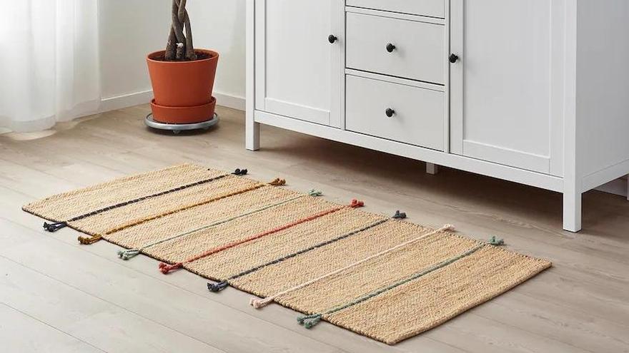 La alfombra Raklev de Ikea tiene un precio de 25 euros actualmente.