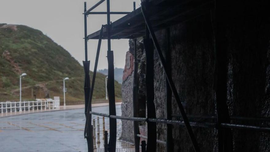 Andamios de seguridad en el interior del túnel de Arnao. | Mara Villamuza