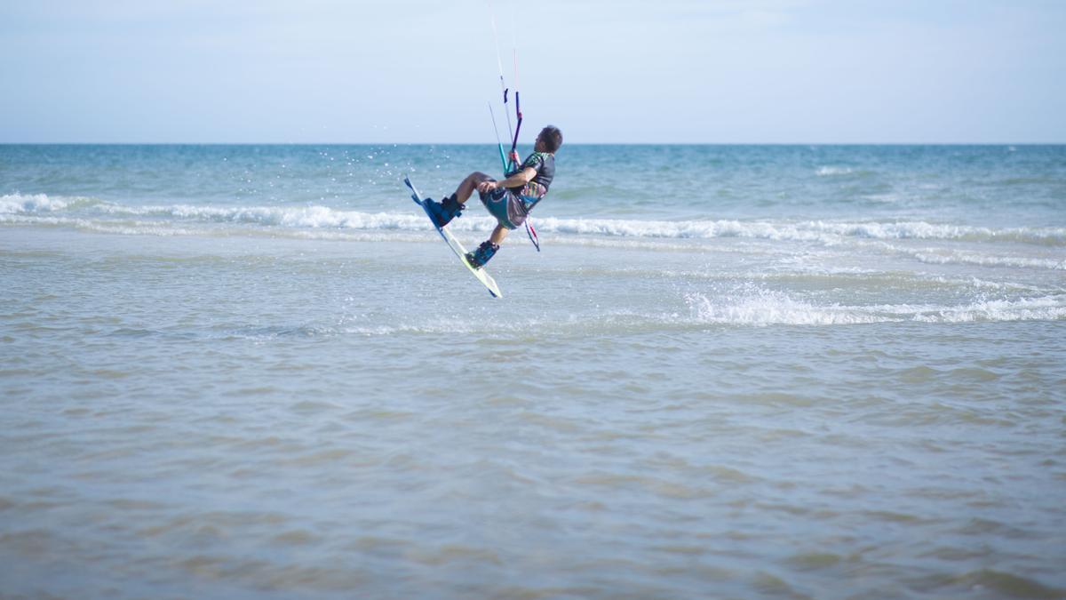 Las playas de Andalucía ofrecen una variedad de paisajes en la que disfrutar de los deportes náuticos