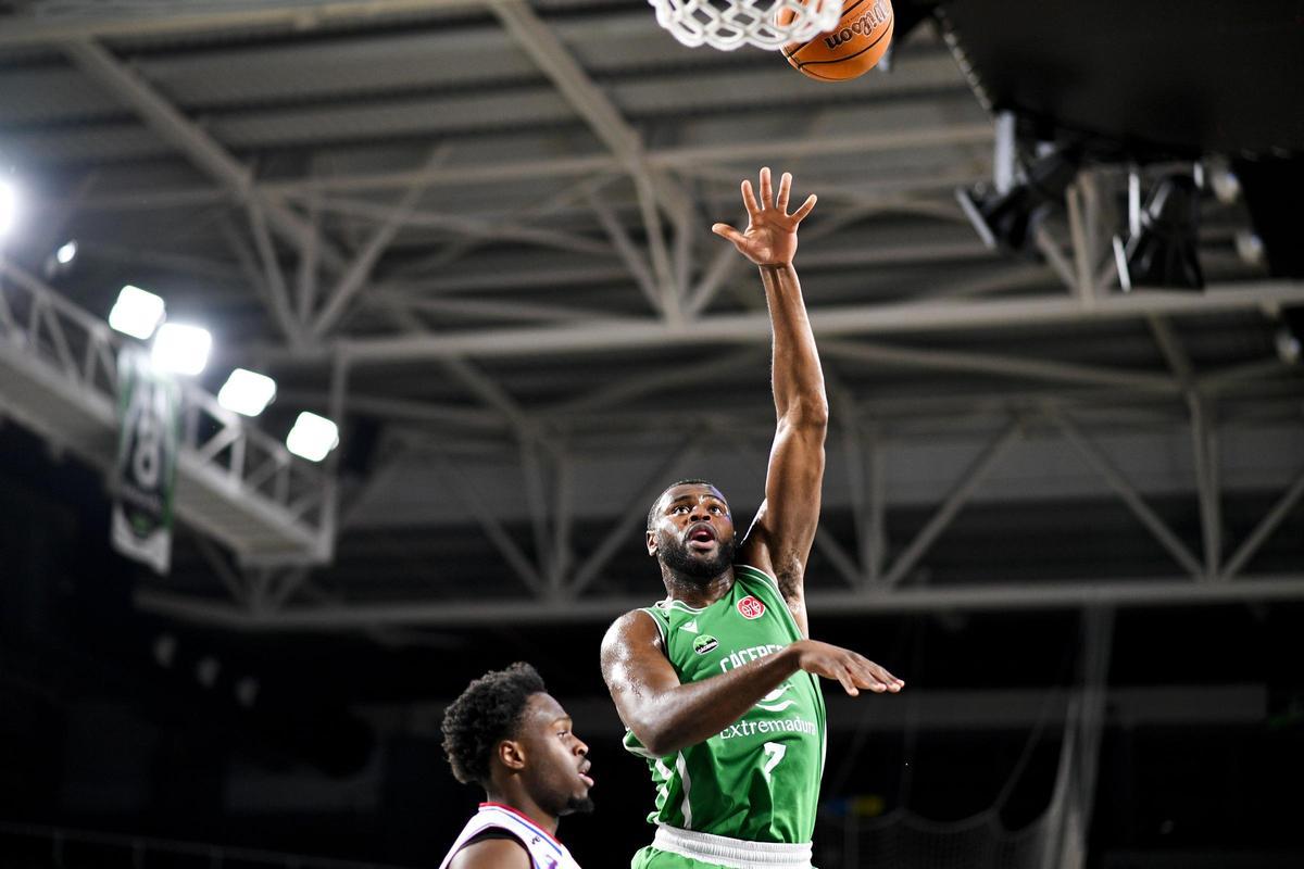 Wildens Leveque lanza un  gancho a canasta.