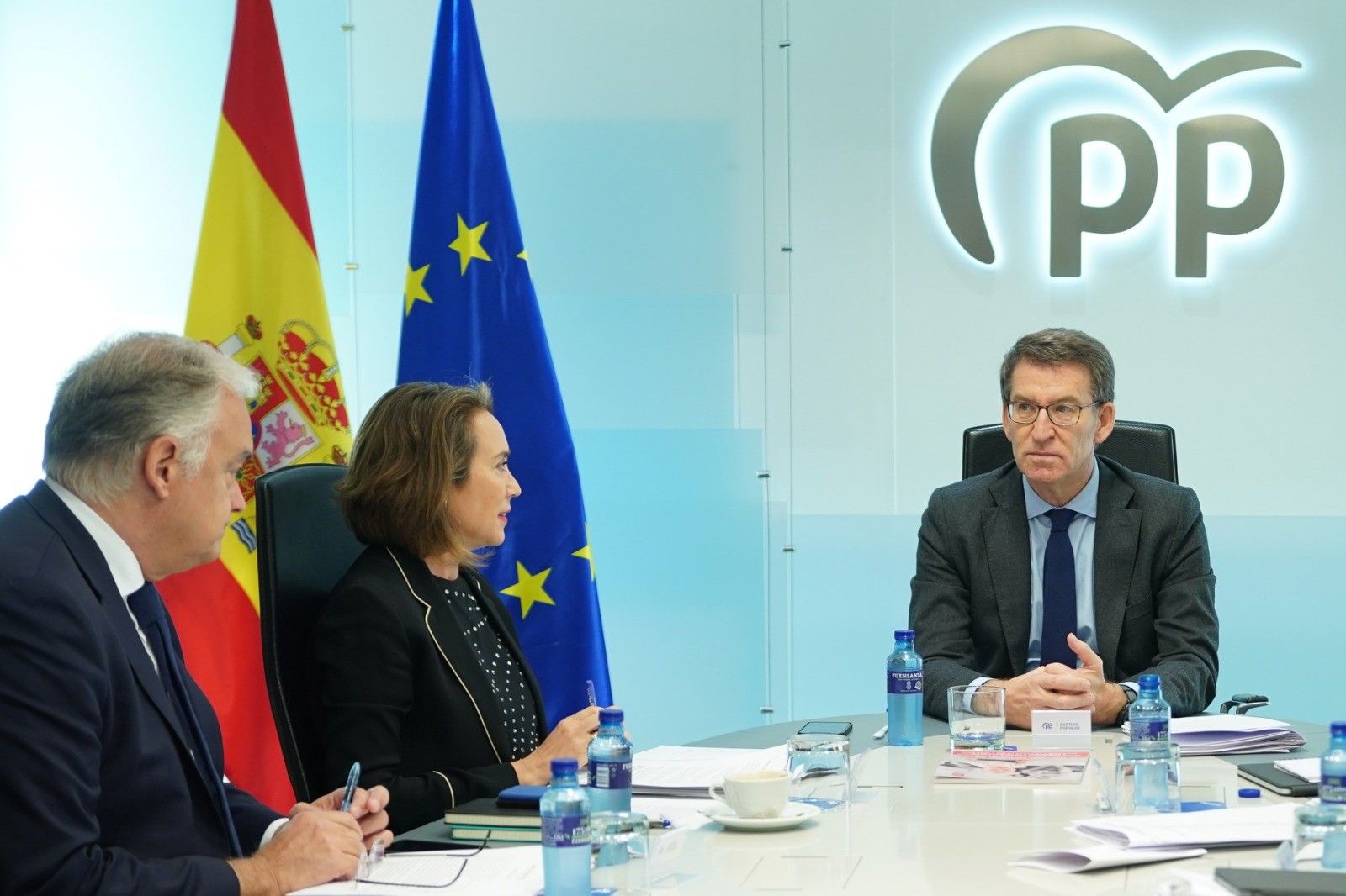 Feijóo junto a Gamarra y Esteban Pons en el comité de dirección.