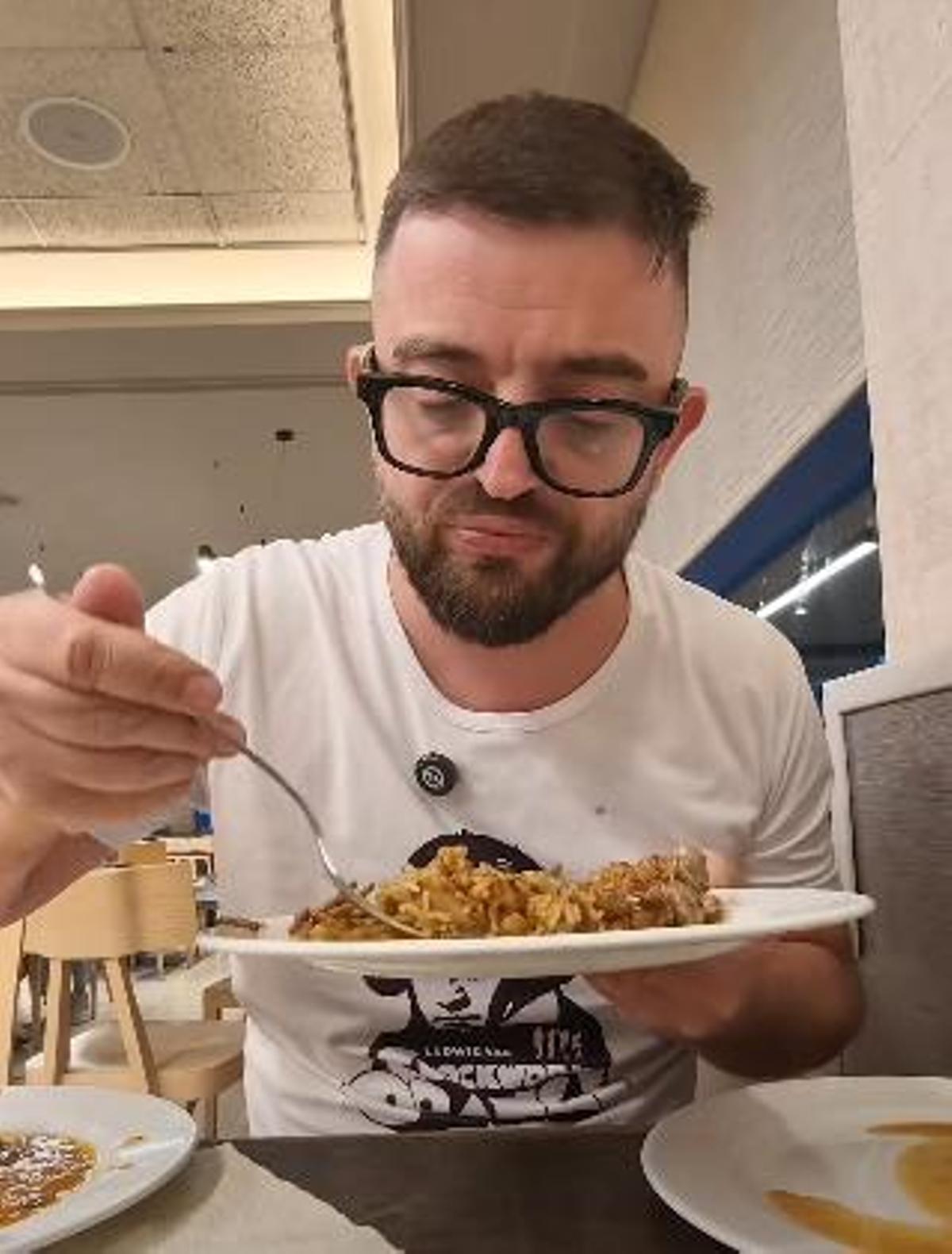 Cocituber probando la fideuá de El Español