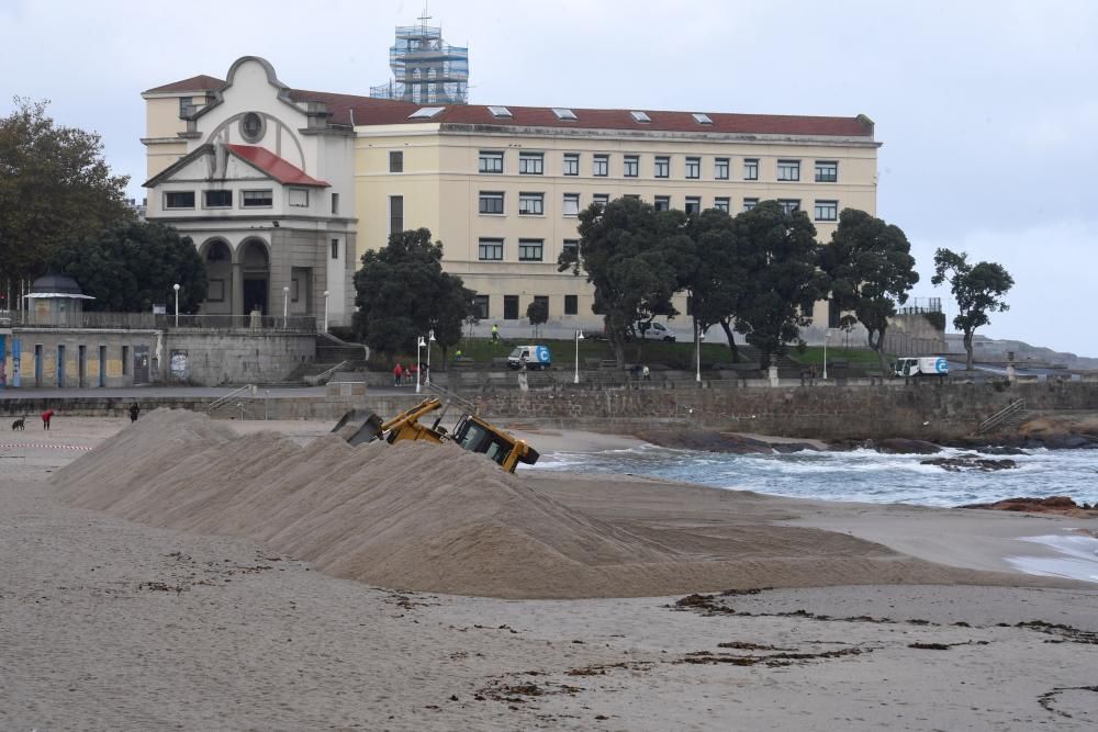 Las excavadoras han comenzado a trabajar para instalar la duna que protege la playa del oleaje invernal.