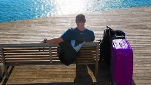 Un home pren el sol a la passarel·la del Maremàgnum, ahir.