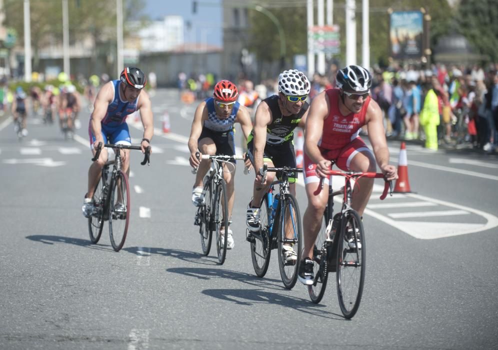 Más de 300 deportistas en el X Triatlón de Riazor