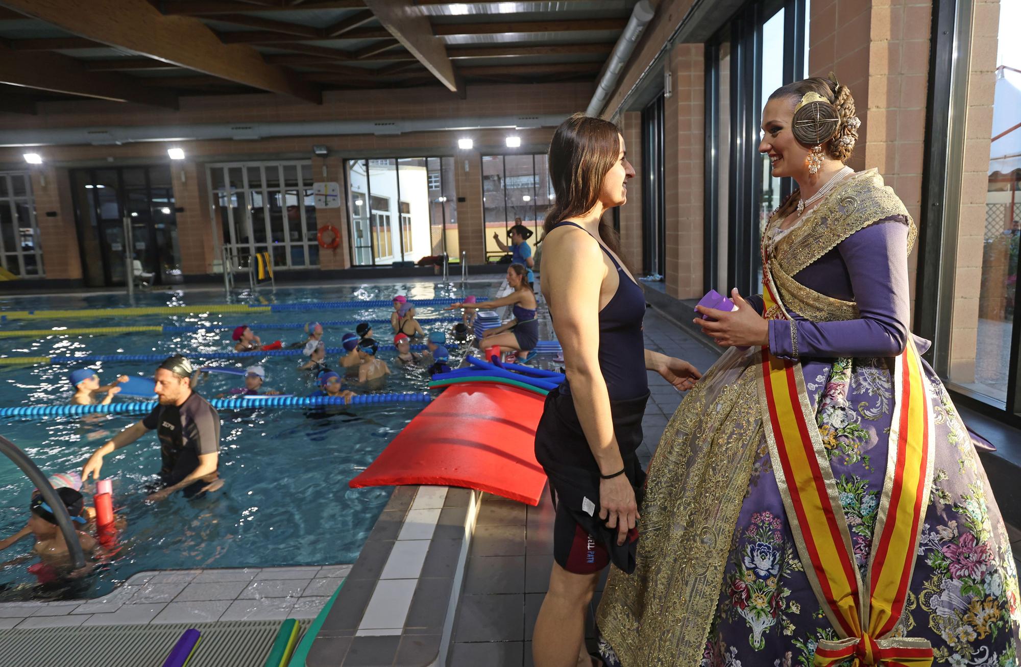 La Fallera Mayor de València, en su piscina