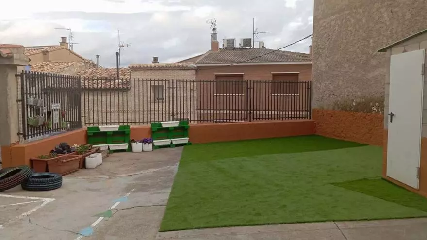 El ayuntamiento renueva el patio de recreo del colegio