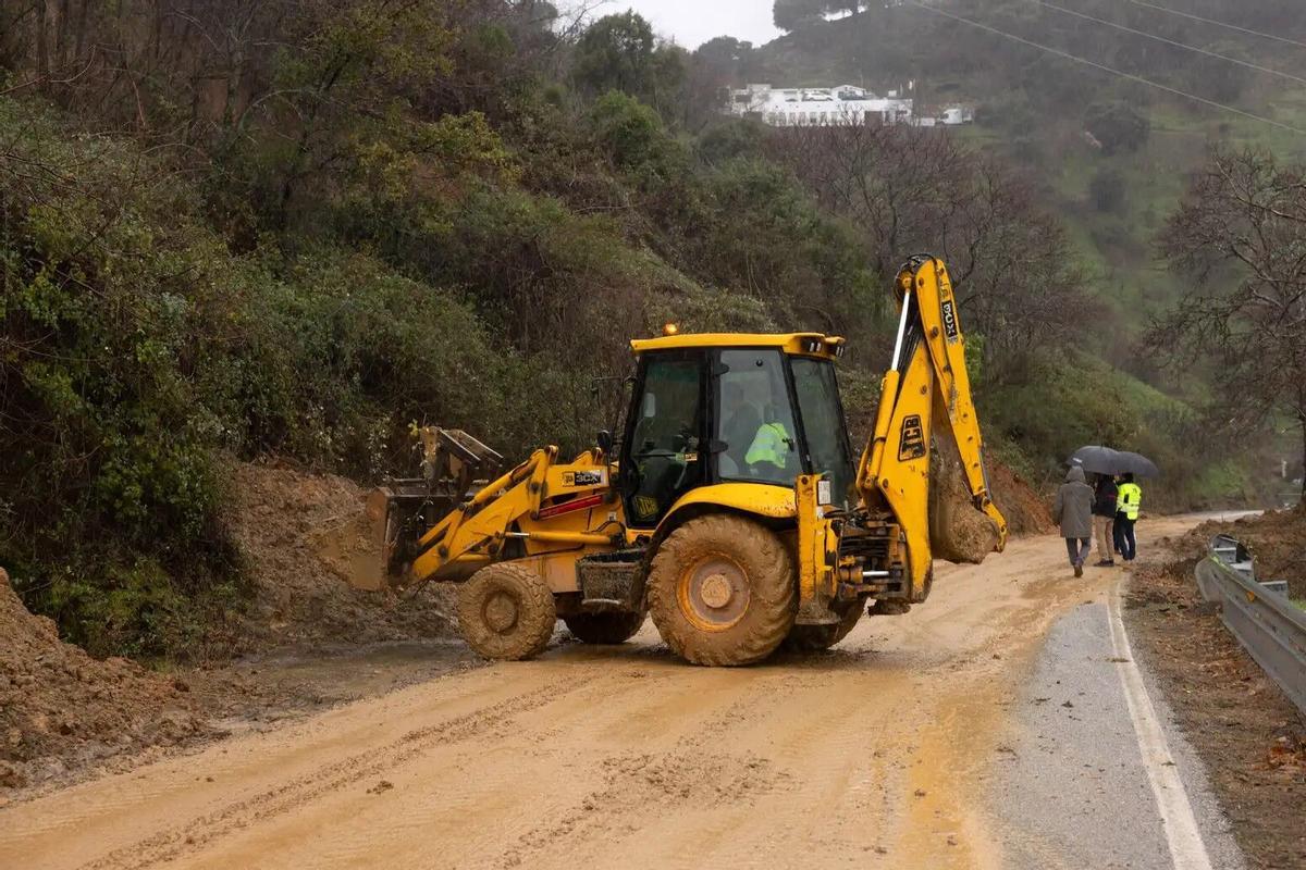 Obras de arreglo de una carretera de Málaga tras el paso de la borrasca Leonardo