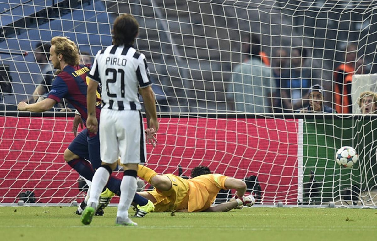 Rakitic marca el gol que va situar el 0-1 en la final de Champions davant el Juventus.
