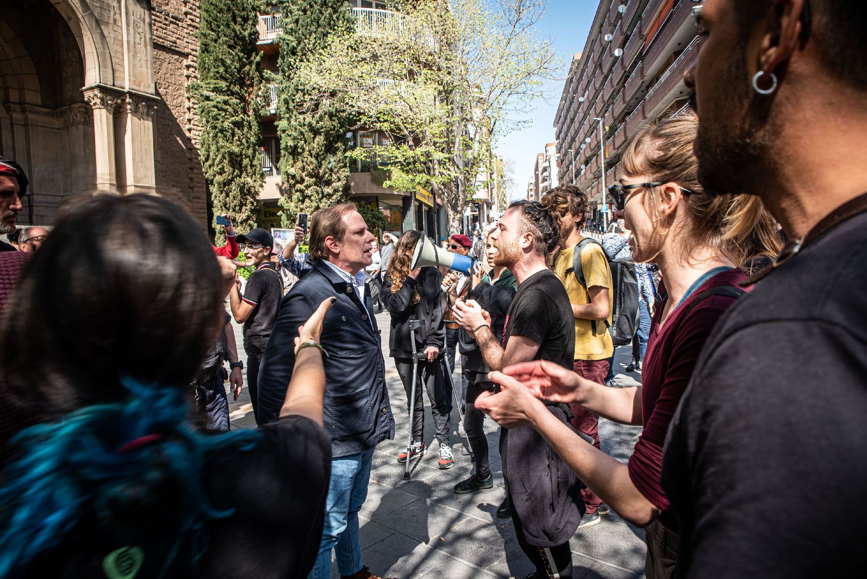 Antifeixistes protesten en l'acte de campanya de Vox a Cris Rei