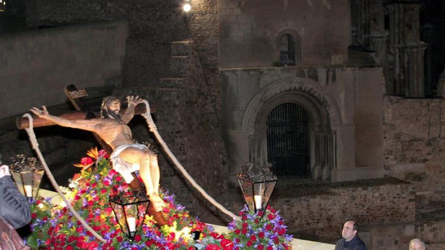 El Cristo del Socorro, cuyo templo originario fue la Catedral, inició su vía crucis en la madrugada del viernes en la antigua calle Sepulcro.