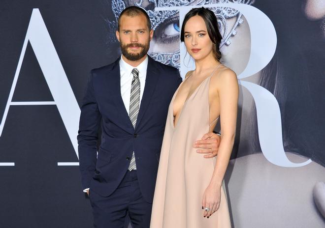 Dakota Johson y Jamie Dornan en el estreno de Cincuenta sombras más oscuras en Los Ángeles