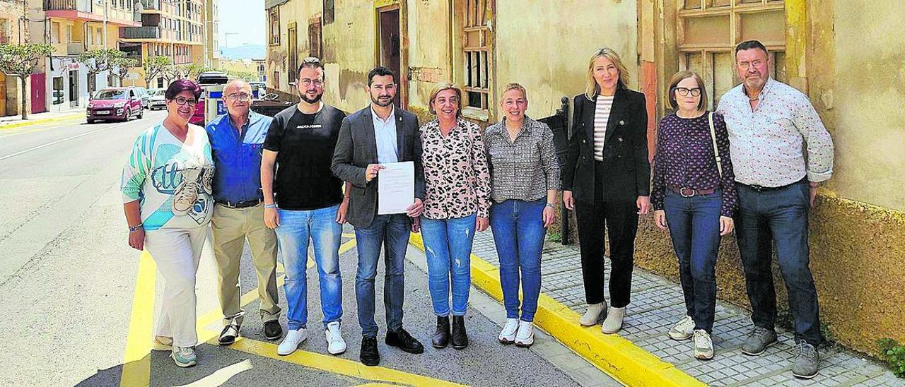 El equipo de gobierno de l’Alcora, delante de la parte de la Real Fábrica ya registrada y el documento que lo acredita.