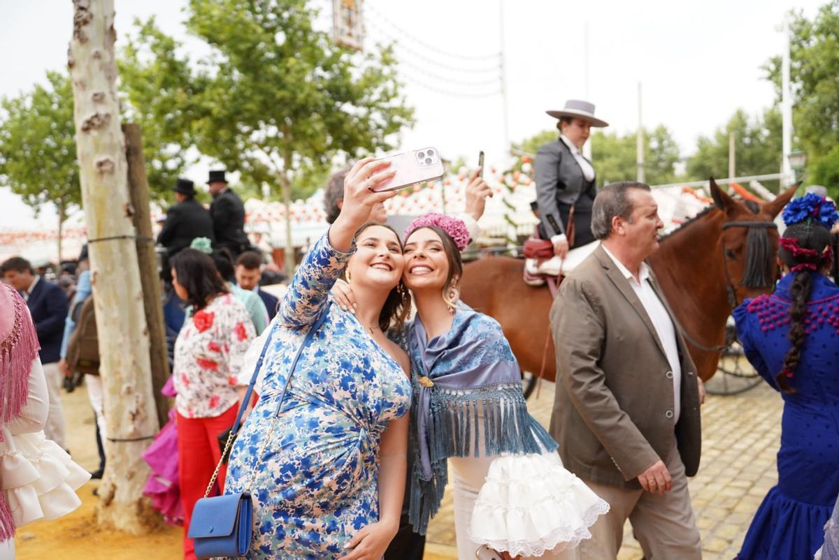 Claudieta sonríe junto a una seguidora para una foto.