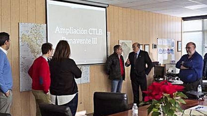 El presidente de ACTE, Ramón Vázquez (a la derecha) en un concejo de administración del CTLB.