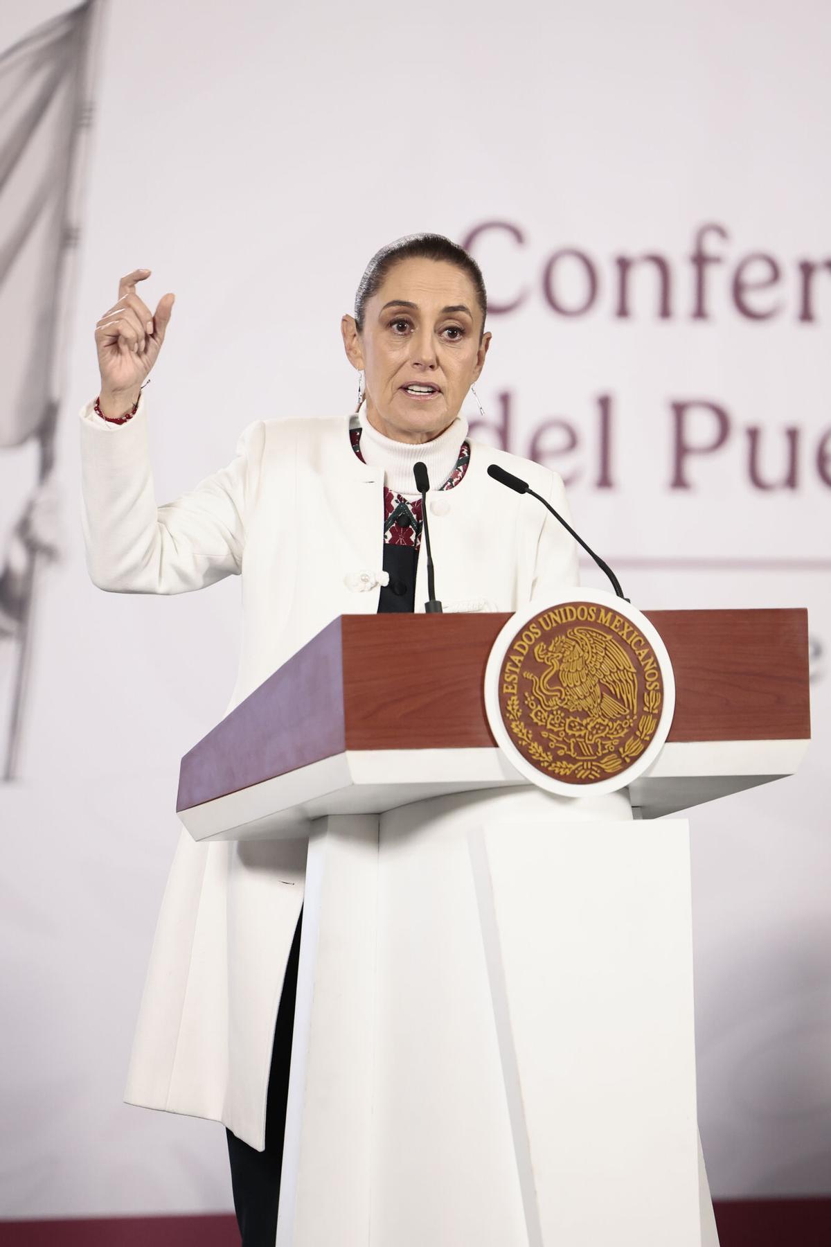 La presidenta de México, Claudia Sheinbaum, habla durante una rueda de prensa este martes, en el Palacio Nacional de Ciudad de México (México).