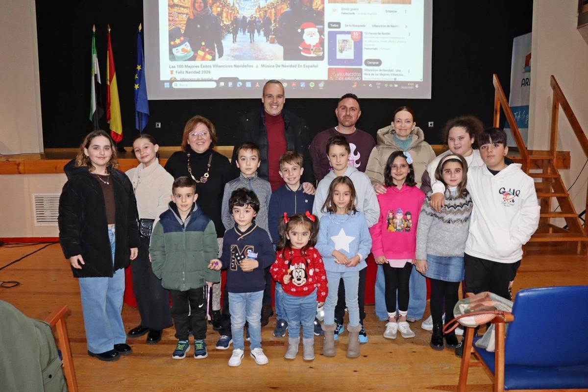 Acto de presentación del libro, con adultos y pequeños.