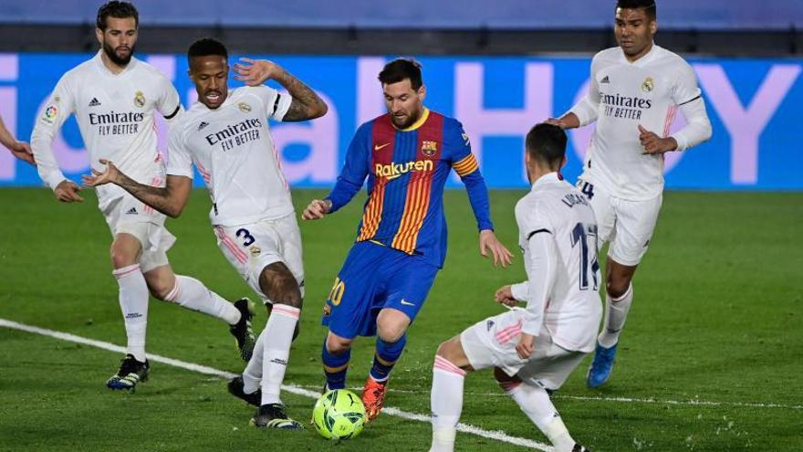 Messi condueix la pilota durant l’últim Reial Madrid-Barça de Lliga