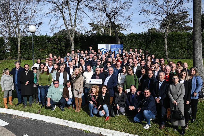 Foto de familia de los alcaldes populares, ayer, en el Aralia.