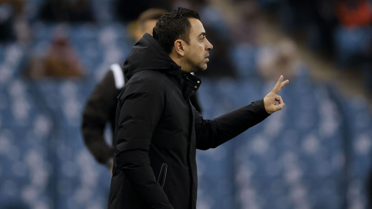 Xavi Hernández, dando instrucciones durante el partido