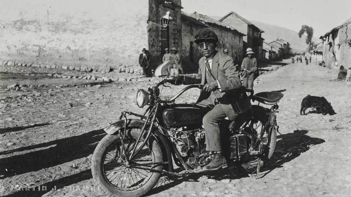 Autorretrato con la moto de Mario Pérez Yáñez, de Martín Chambi. Cuzco,1934.