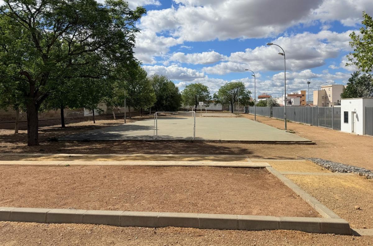 Vista de las dos pistas polideportivas muy dejadas que tienen que reformarse en San Roque.