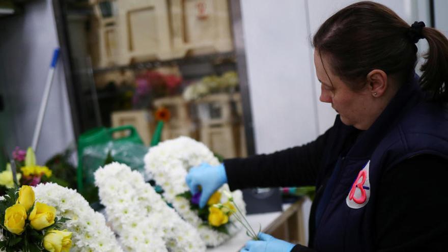 Una florista realiza un homenaje fúnebre en Londres por la pandemia que azota al mundo.