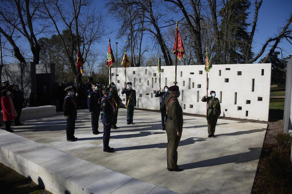 Militares varios en la inauguración del monolito en homenaje y recuerdo de los 62 militares fallecidos en el accidente aéreo del YAK-42.