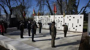 Archivo - Militares varios en la inauguración del monolito en homenaje y recuerdo de los 62 militares fallecidos en el accidente aéreo del YAK-42, en el Parque del Oeste de Madrid, a 14 de enero de 2022, en Madrid (España).