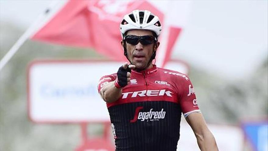 Contador entra en la leyenda con una victoria épica en El Angliru