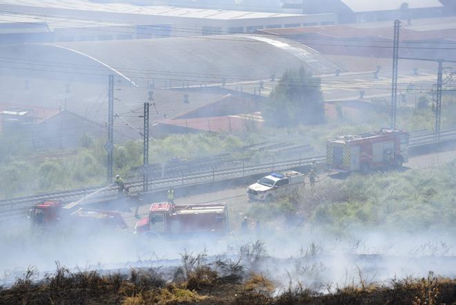 Los bomberos sofocan un incendio en As Rañas