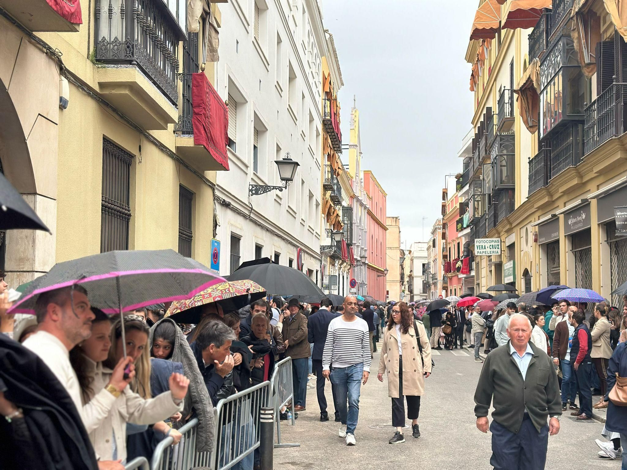 Primeros paraguas en el Lunes Santo