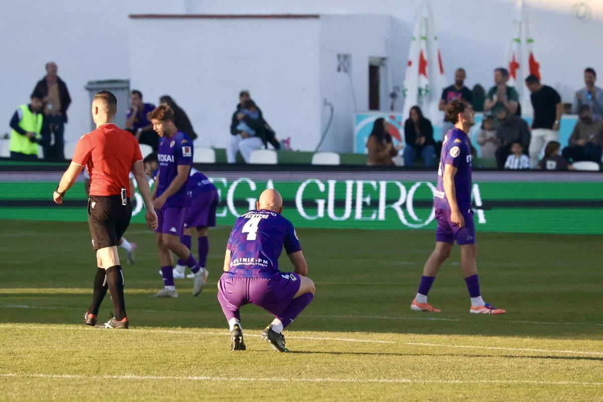 Rentero, en cuclillas, y Carlos Mangada, muestran su frustración después del resultado en Torremolinos.