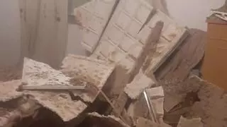 Realojan a cuatro vecinos de San Antón tras derrumbarse el techo de la última planta de un edificio